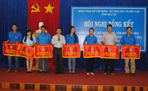 Đc Nguyễn Hoàn Phong Phó BT Thường trực tỉnh Đoàn trao cờ cho các đơn vị đạt thành tích xuất sắc trong công tác Đội